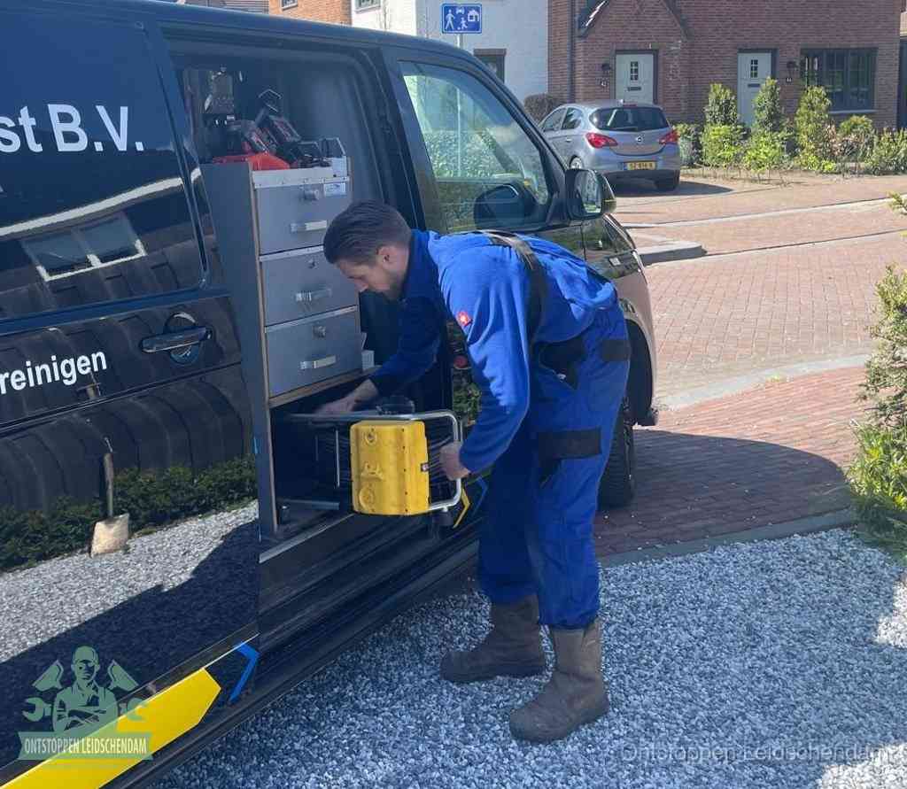 Monteur pakt gereedschap uit de bus, bespaartips voor riool ontstoppen in Leidschendam