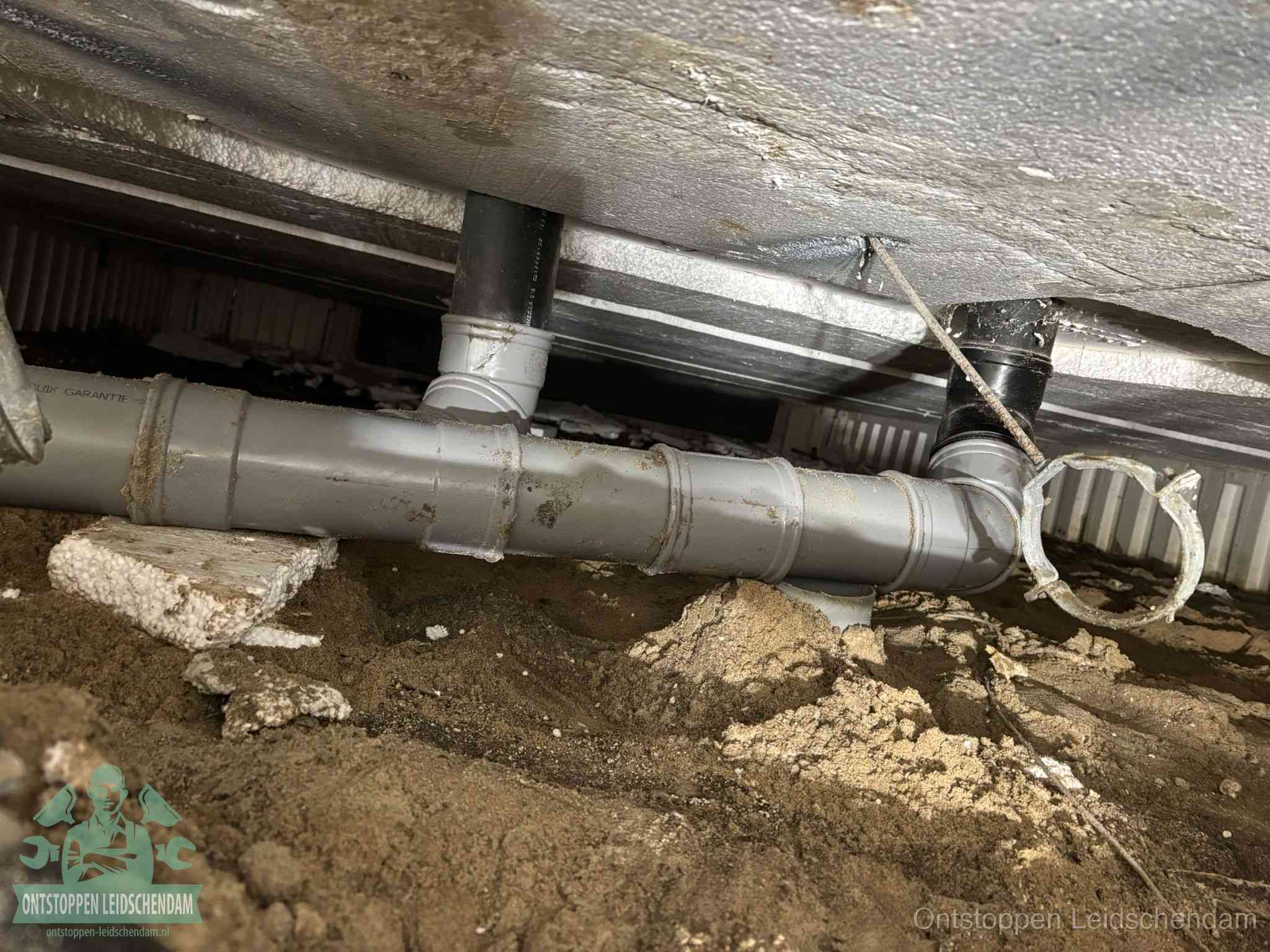 PVC-buizen in de kruipruimte van een gemengd of gescheiden rioolstelsel in Leidschendam