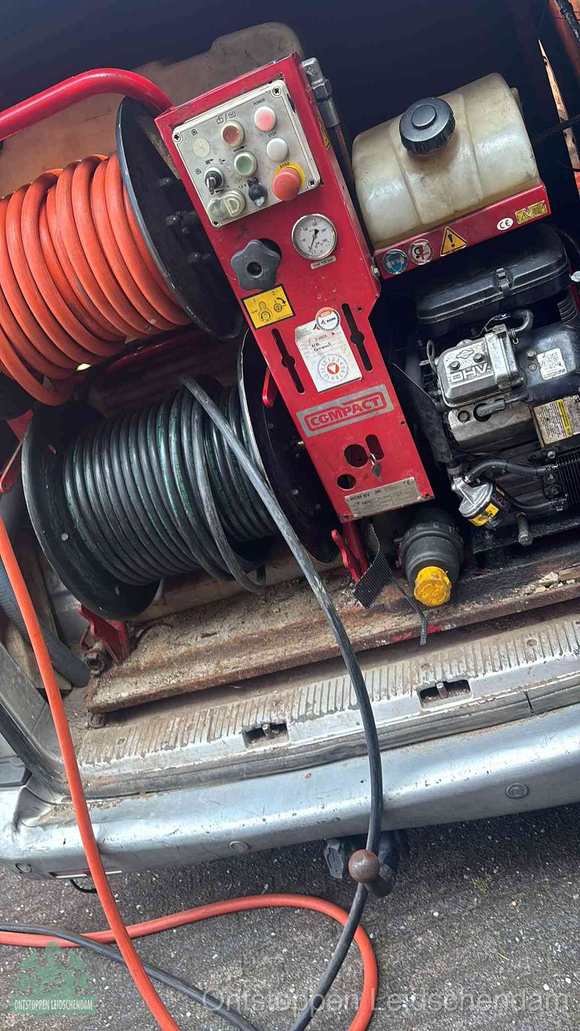 Hogedrukreiniger met slanghaspels in de bus voor het ontstoppen van het riool in Leidschendam