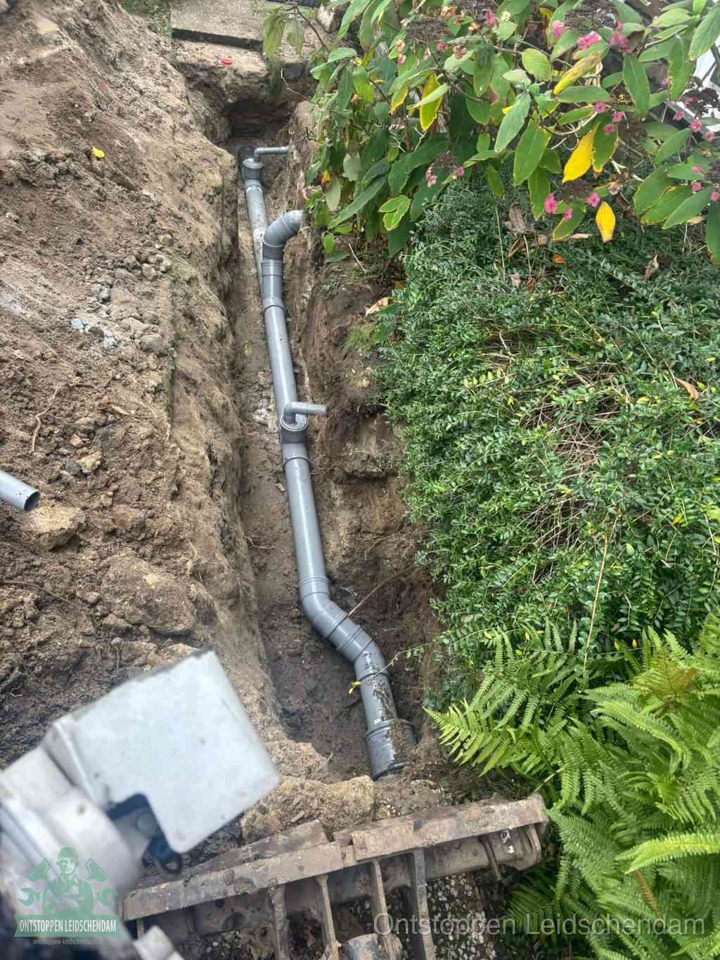 Open sleuf met nieuwe PVC-buizen, riool repareren en vervangen in Leidschendam