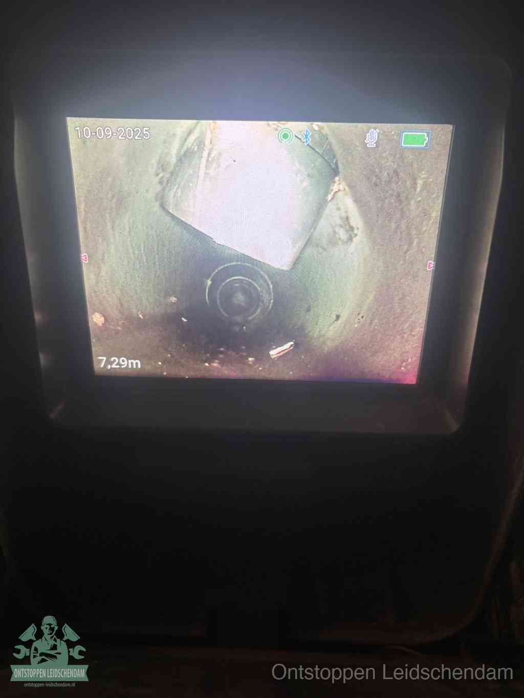Camerabeeld van een verzakte rioolbuis diep onder de grond, een rioolverzakking in Leidschendam