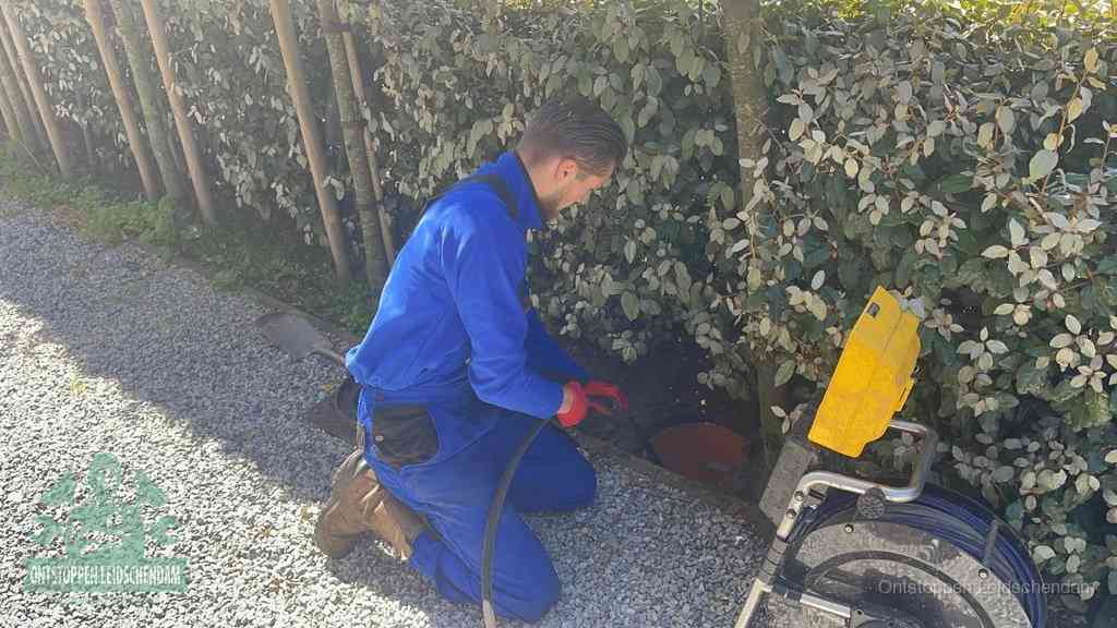 Monteur aan het werk bij een rioolput, de werkwijze voor riool ontstoppen in Leidschendam